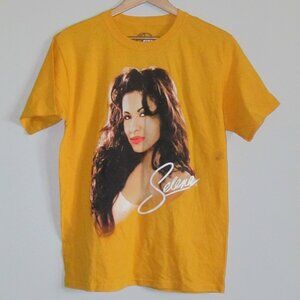 Selena Tee